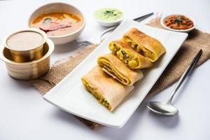 cut masala dosa o spring dosa es una comida del sur de la India que se sirve con sambhar y chutney de coco. foto