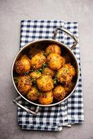 papas bombay asadas caseras. papas pequeñas fritas en sartén o aloo con semillas de jeera y cilantro en un tazón foto