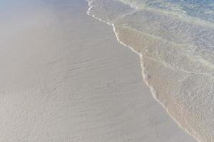 suave y hermosa ola oceánica en el fondo de la playa de arena. naturaleza de playa tropical, concepto de inspiración y despreocupación foto