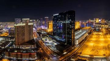 vista sobre el horizonte iluminado de las vegas en la noche i foto