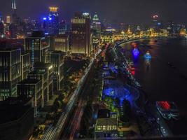 vista aérea sobre el bund en shanghai por la noche foto