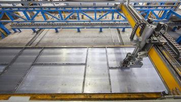 robot de encofrado en una planta de circulación de paletas para la fabricación de prefabricados de hormigón foto