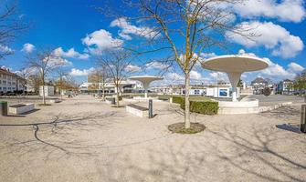 vista sobre la explanada del teatro estatal en darmstadt con columnas ingeniosamente diseñadas foto