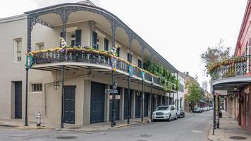 Calle típica de casas en el histórico barrio francés de Nueva Orleans durante el día foto