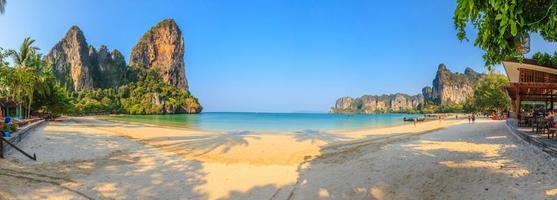 vista panorámica de la playa de railay en krabi foto