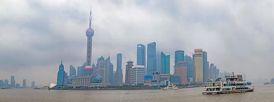 vista panorámica del horizonte del distrito de pudong de shanghai desde el famoso paseo marítimo the bund con cielo nublado foto