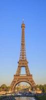 torre eiffel en la luz de la tarde foto