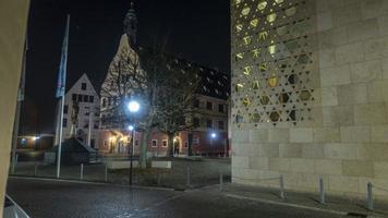 escena nocturna de la ciudad histórica de neu-ulm con calle adoquinada foto