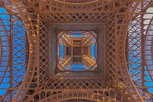 vista vertical de la torre eiffel en parís desde la perspectiva del suelo foto