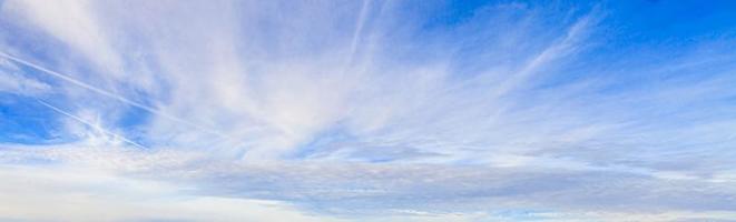 imagen de un cielo parcialmente nublado y parcialmente despejado durante el día foto