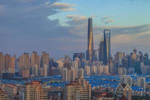 vista aérea del horizonte de shanghai en el sol de la tarde foto