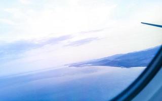 volando en avion sobre la costa de oaxaca mexico. foto