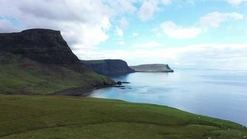 vista panorâmica de neist point na ilha de skye na escócia video