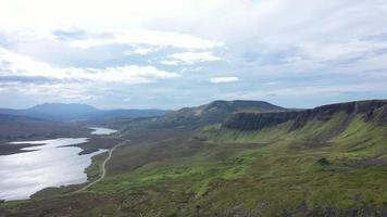 vue aérienne du col de montagne en Ecosse video