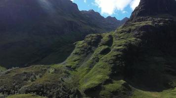 paisagem escocesa, três irmãs cordilheira nas terras altas, glencoe. video