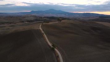 val d'orcia dal kullar, cypress och bondgård antenn se i Toscana, Italien video