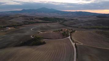 val d'orcia vallei heuvels, cipres en boerderij antenne visie in Toscane, Italië video