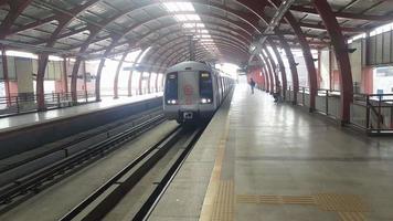 delhi india -junio 21 2022 -tren de metro de delhi que llega a la estación de metro de jhandewalan en delhi, india, asia, metro público que sale de la estación de jhandewalan en el que viajan más de 17 lakhs de pasajeros video
