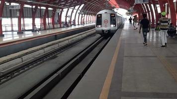 Delhi Indië -juni 21 2022 -Delhi metro trein aankomen Bij jhandewalan metro station in Delhi, Indië, Azië, openbaar metro vertrek van jhandewalan station in welke meer dan 17 lakhs passagiers reizen video