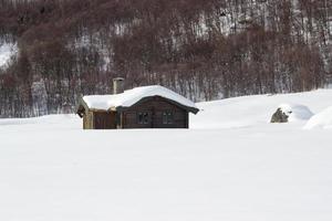hermoso día de invierno en las montañas noruegas cerca de hemsedal, buskerud noruega. cabaña de montaña en invierno, impresión para postal, papel tapiz, diseño de portada, afiche, calendario foto