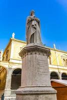 monumento del poeta dante alighieri en la piazza dei signori en verona, italia foto