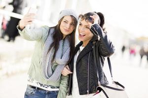 mujeres jóvenes tomando selfie al aire libre foto