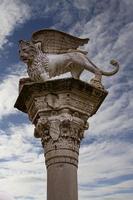 columna con el león alado veneciano en piazza dei signori en vicenza, italia foto