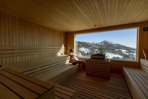 mujer joven relajándose en la sauna foto