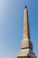 obelisco bajo el cielo azul foto