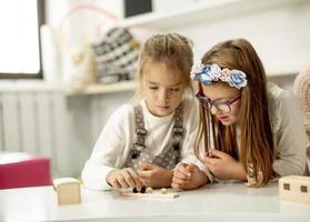 dos lindas niñas jugando con juguetes educativos preescolares foto