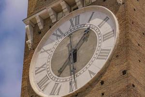 reloj en torre dei lamberti en verona, italia foto