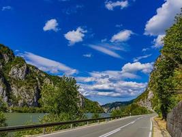 carretera del danubio en djerdap en serbia foto