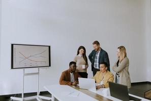 grupo de empresarios multiétnicos trabajando juntos y preparando un nuevo proyecto en una reunión en el cargo foto