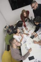 líder ejecutivo hablando con un grupo de empleados diversos felices en la reunión informativa de la oficina corporativa, foto