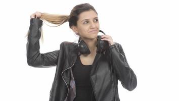 joven y atractiva mujer sonriente sosteniendo su cabello fuerte y sonriendo el concepto de champú aislado en blanco foto