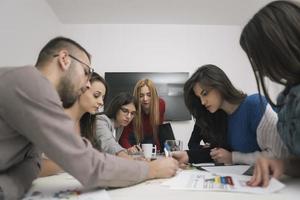 líder ejecutivo hablando con un grupo de empleados diversos felices en la reunión informativa de la oficina corporativa, foto