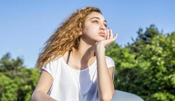 atractiva rubia caucásica modelo femenino posando afuera foto