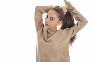 retrato de una hermosa joven morena con cabello saludable. foto