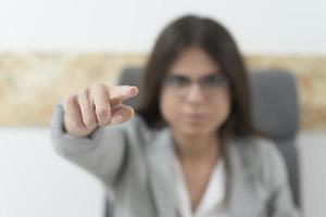 retrato de un jefe agresivo regañando y gritando a los empleados amenazando con un dedo foto