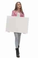 joven mujer sonriente sosteniendo una hoja de papel en blanco para publicidad foto