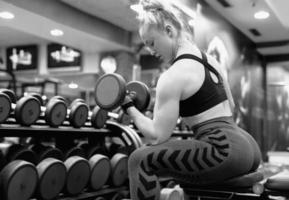 hermosa chica entrena en el gimnasio foto