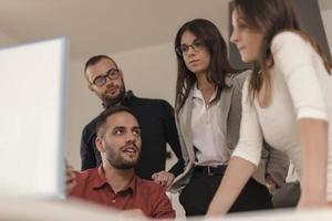 grupo de diseñadores programadores trabajando en un nuevo proyecto en la oficina. foto