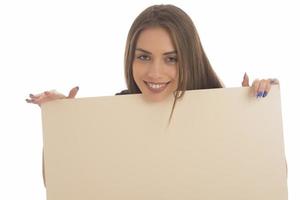 niña sonriente con cartel en blanco. retrato de estudio de mujer joven con tarjeta de muestra. aislado. foto