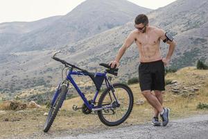 Extreme mountain bike deporte atleta hombre cabalgando al aire libre estilo de vida trail foto