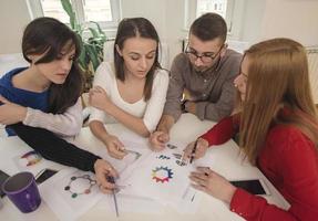 mujer de negocios explicando asuntos comerciales a su equipo en una sala de juntas foto