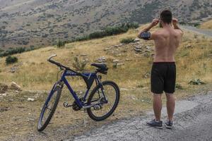 bicicleta de montaña extrema deporte atleta hombre montando al aire libre estilo de vida trailextrema bicicleta de montaña deporte atleta hombre montando al aire libre estilo de vida trail foto