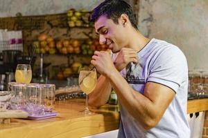 imagen que muestra a un hombre disfrutando de una bebida en un bar foto