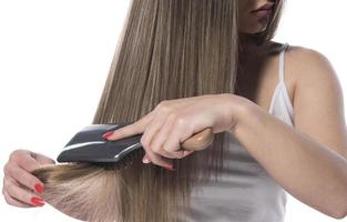 joven hermosa mujer peinándose por la mañana. concepto de cuidado del cabello. foto