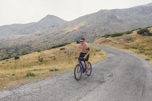 Extreme mountain bike deporte atleta hombre cabalgando al aire libre estilo de vida trail foto