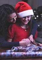 un concepto de feliz navidad. madre e hija en un estado de ánimo navideño. foto